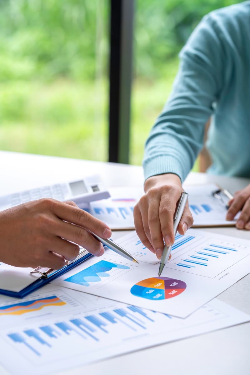 Equipo analizando gráficas de desempeño del sistema de gestión