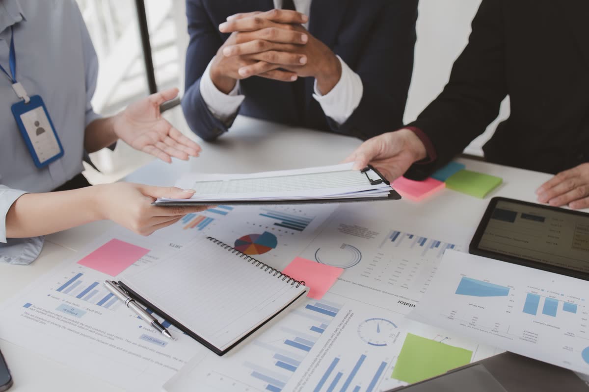Equipo directivo revisando indicadores y reportes del sistema de gestión